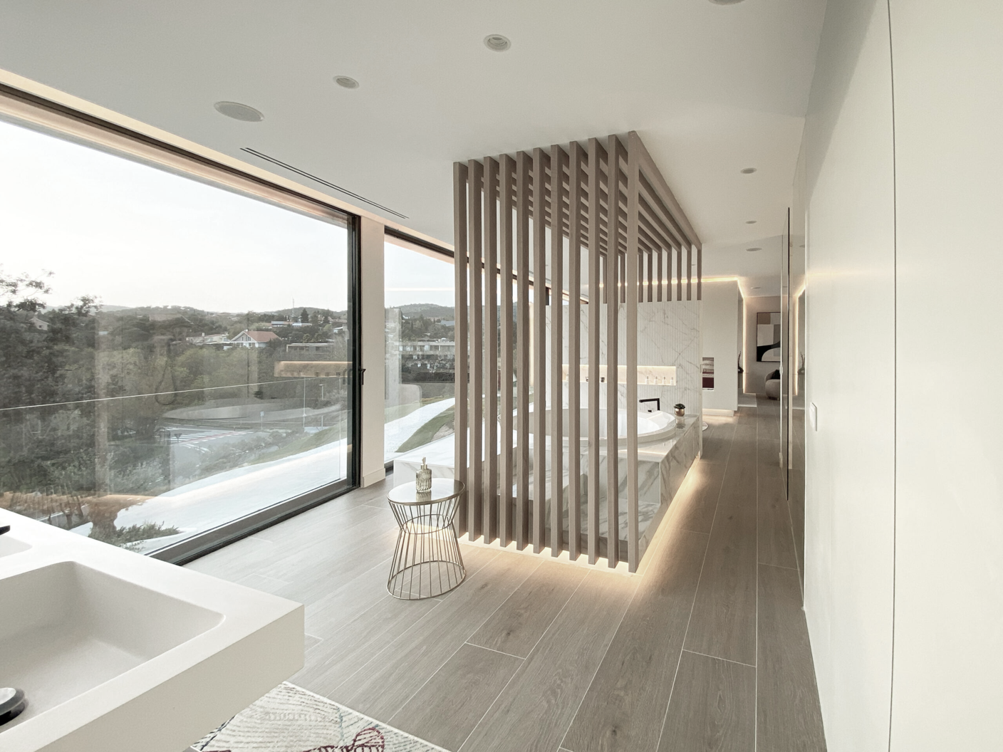 Interior de vivienda con celosía de madera y vistas al paisaje