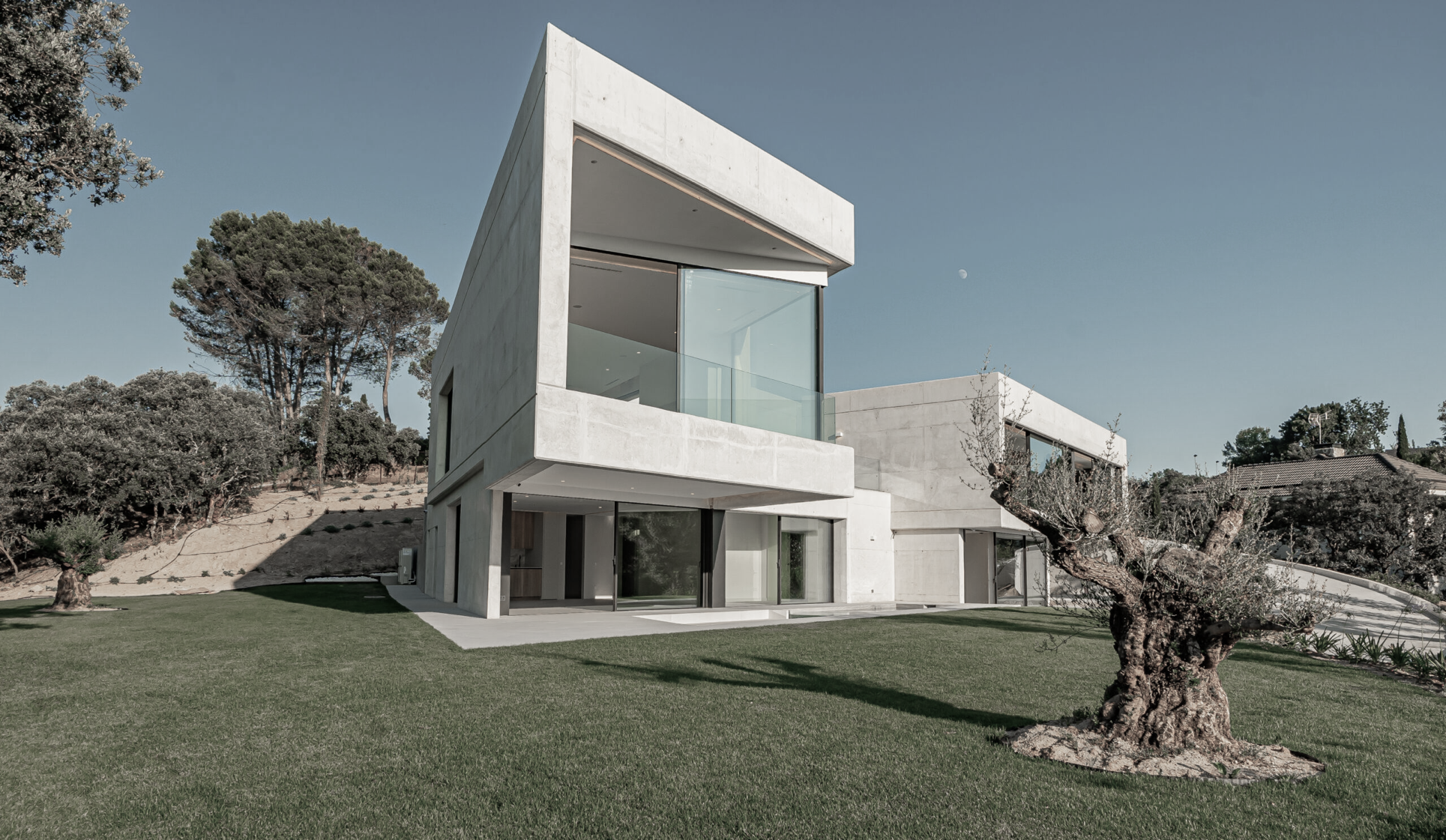 Vivienda contemporánea de NATURARQ integrada en el paisaje