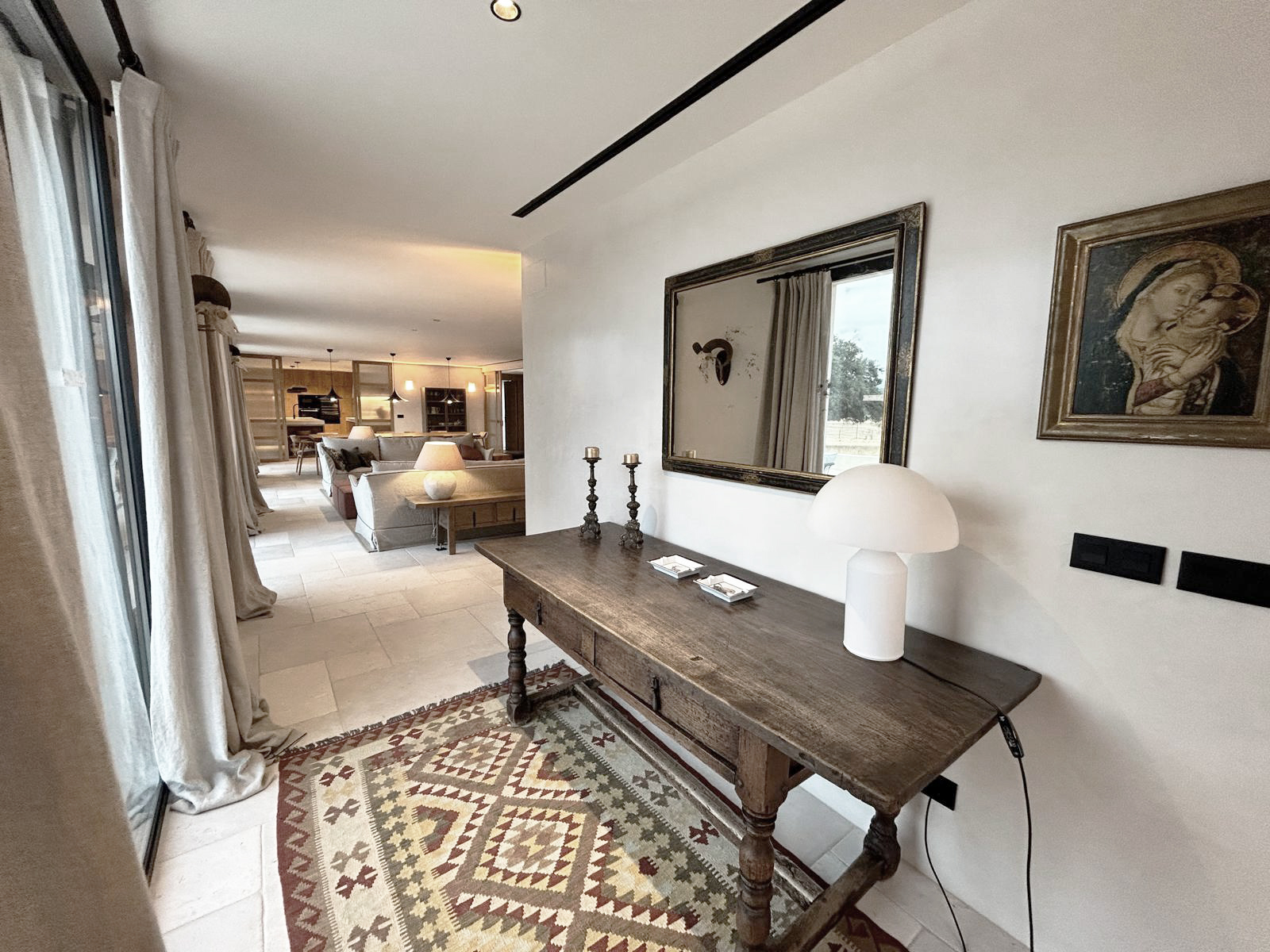 Cortijo Finca Rústica — salón con chimenea